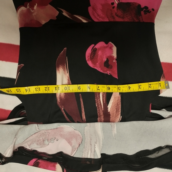 Le Chateau off the shoulder floral dress - Picture 5 of 9